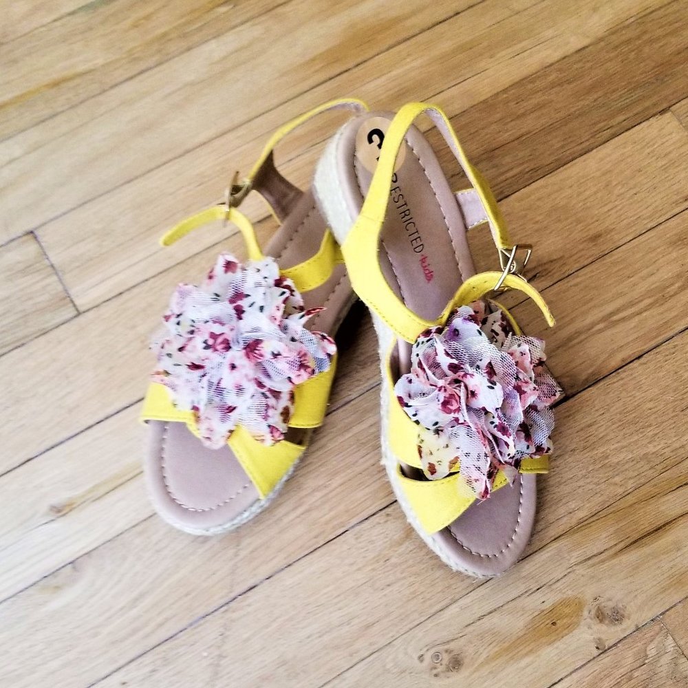 Restricted kids sandals with bow. sz 3